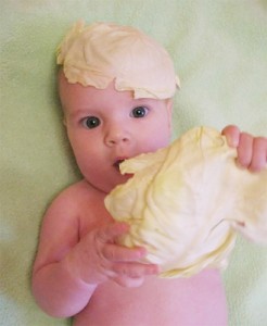 ребенок ест капусту